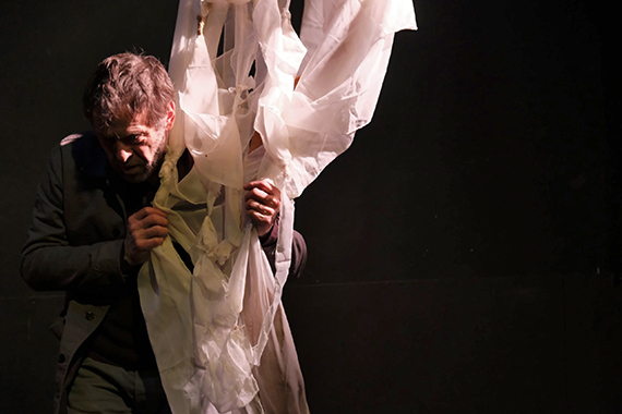 Th��tre: � la ligne, de Joseph Ponthus, mise en sc�ne de Jo Boegli, costumes Karine Dubois