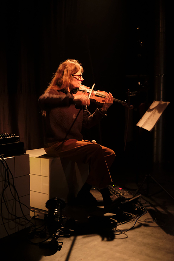 Th��tre: � la ligne, de Joseph Ponthus, mise en sc�ne de Jo Boegli, costumes Karine Dubois