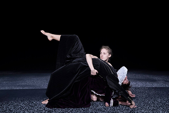 Th��tre: Chro no lo gi cal, par Arts Mouvement�s, de Yasmine Hugonnet en collaboration avec les interpr�tes, costumes Karine Dubois