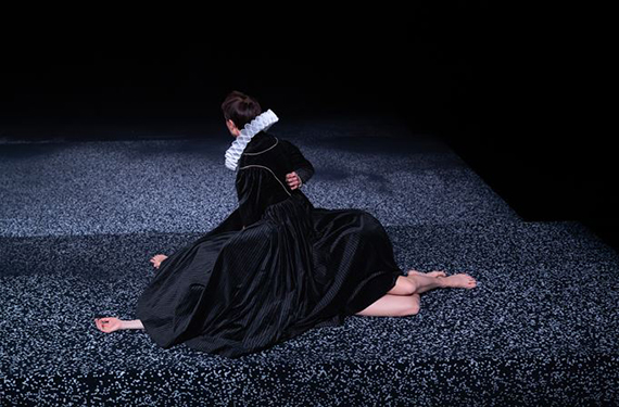 Th��tre: Chro no lo gi cal, par Arts Mouvement�s, de Yasmine Hugonnet en collaboration avec les interpr�tes, costumes Karine Dubois