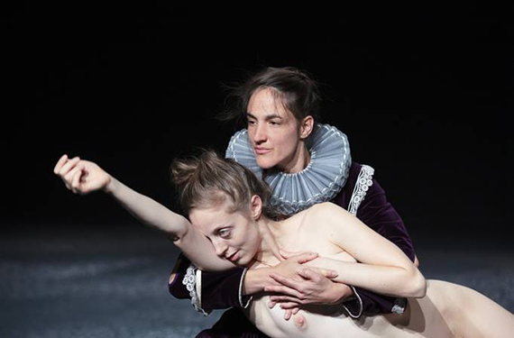 Th��tre: Chro no lo gi cal, par Arts Mouvement�s, de Yasmine Hugonnet en collaboration avec les interpr�tes, costumes Karine Dubois