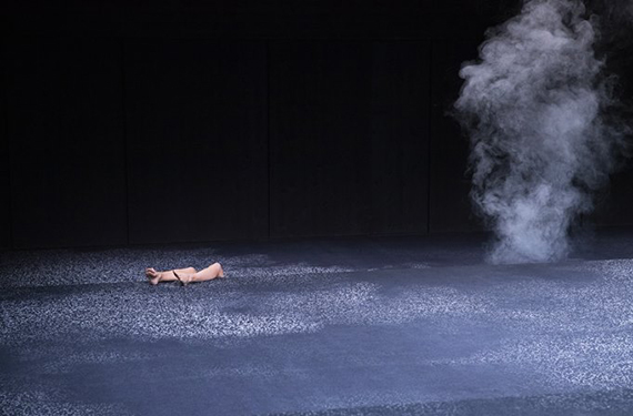 Th��tre: Chro no lo gi cal, par Arts Mouvement�s, de Yasmine Hugonnet en collaboration avec les interpr�tes, costumes Karine Dubois