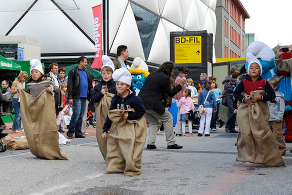 Festival BD-FIL, course en sac avec des bonnets de Schtroumpfs