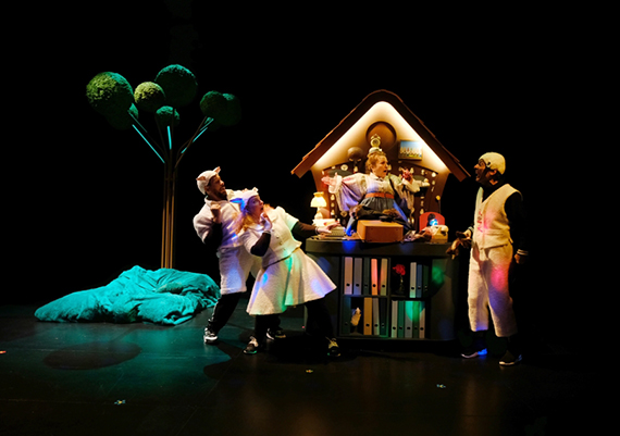 Th��tre:�tre le loup, de Bettina Wegenast, mise en sc�ne de Fanny Pelichet, costumes Karine Dubois, photo de Philippe Pache