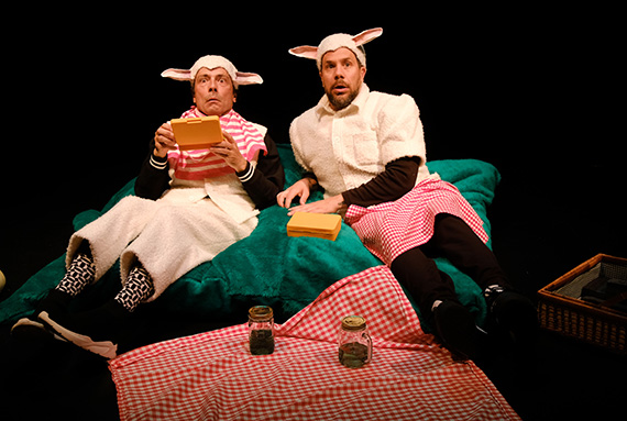 Th��tre: �tre le loup, de Bettina Wegenast, mise en sc�ne de Fanny Pelichet, costumes Karine Dubois, photo de Philippe Pache