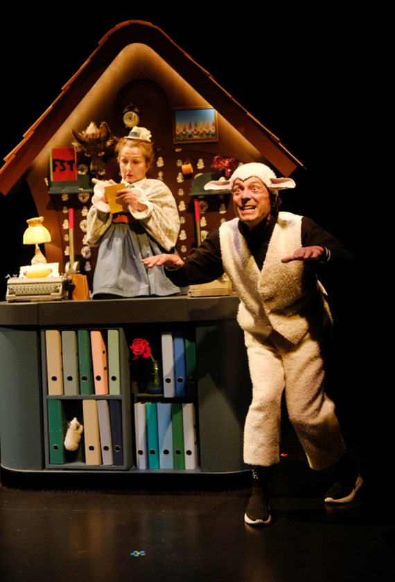 Th��tre: �tre le loup, de Bettina Wegenast, mise en sc�ne de Fanny Pelichet, costumes Karine Dubois, photo de Philippe Pache