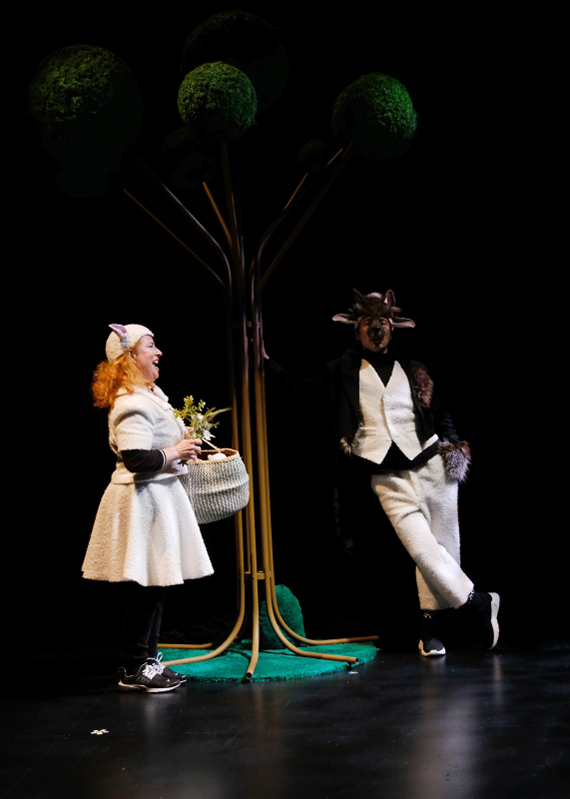 Th��tre: �tre le loup, de Bettina Wegenast, mise en sc�ne de Fanny Pelichet, costumes Karine Dubois, photo de Philippe Pache