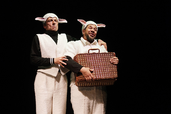 Th��tre: �tre le loup, de Bettina Wegenast, mise en sc�ne de Fanny Pelichet, costumes Karine Dubois, photo de Philippe Pache