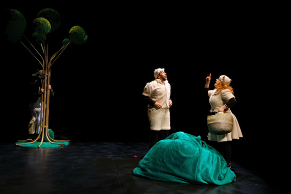 Th��tre:�tre le loup, de Bettina Wegenast, mise en sc�ne de Fanny Pelichet, costumes Karine Dubois, photo de Philippe Pache