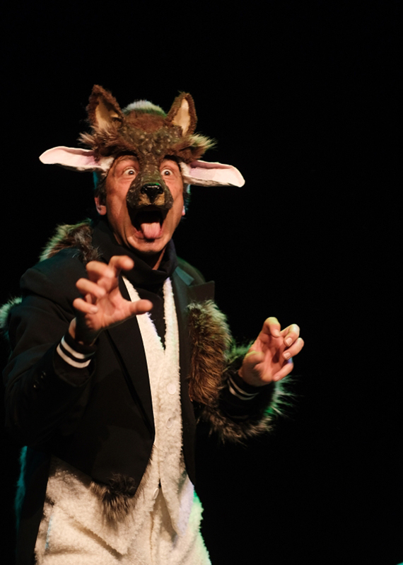 Th��tre: �tre le loup, de Bettina Wegenast, mise en sc�ne de Fanny Pelichet, costumes Karine Dubois, photo de Philippe Pache