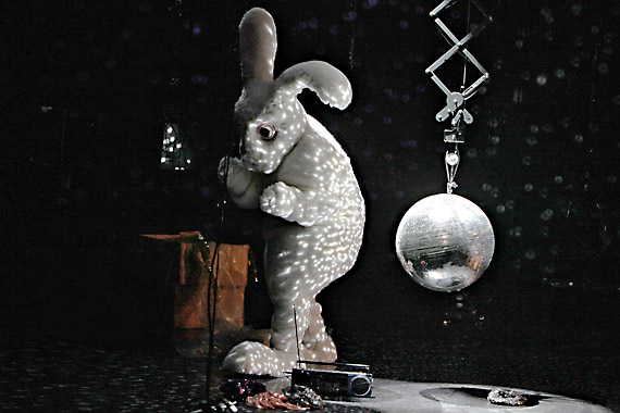 Th��tre et danse: Je veux bien vous croire de la Cie Philippe Saire, costumes en volume du lapin
