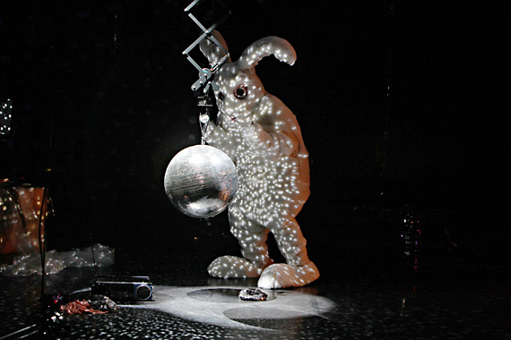 Th��tre et danse: Je veux bien vous croire de la Cie Philippe Saire, costumes en volume, cr�ation du corps du lapin