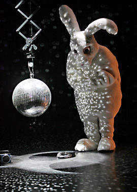 Th��tre et danse: Je veux bien vous croire de la Cie Philippe Saire, costumes en volume du lapin blanc