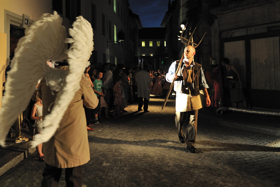 Th��tre de rue: La rue du temps perdu, mise en sc�ne de Anne-C�cile Moser au Festival de la Cit� 2011