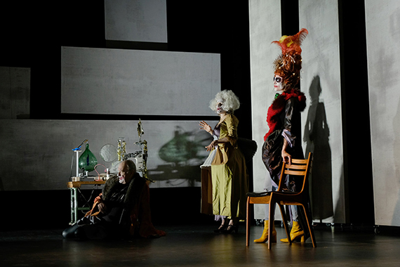 Th��tre:Les femmes savantes, de Moli�re, mise en sc�ne de Vincent Bonillo, costumes Karine Dubois, photo de Philippe Pache
