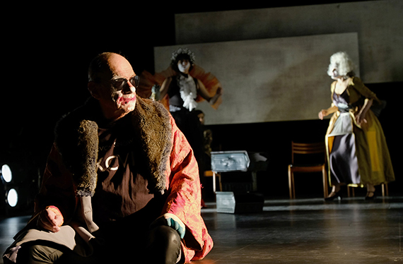 Th��tre: Les femmes savantes, de Moli�re, mise en sc�ne de Vincent Bonillo, costumes Karine Dubois, photo de Philippe Pache