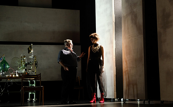 Th��tre: Les femmes savantes, de Moli�re, mise en sc�ne de Vincent Bonillo, costumes Karine Dubois, photo de Philippe Pache