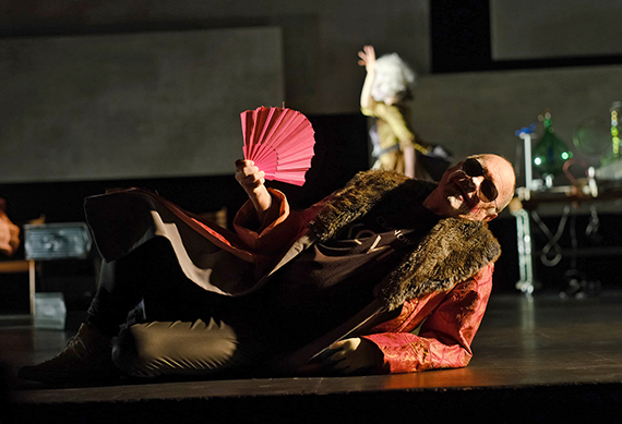 Th��tre: Les femmes savantes, de Moli�re, mise en sc�ne de Vincent Bonillo, costumes Karine Dubois, photo de Philippe Pache