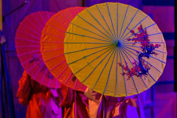 Op�ra pour enfant: Marco Polo et la princesse de Chine, mise en sc�ne de Sophie Pasquet Racine, costumes Karine Dubois, Ombrelles