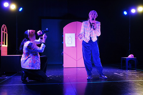 Th��tre: Meuuuh Nooon!, de Mali Van Valenberg, mise en sc�ne de Nathalie Cuenet et Vincent Bonillo, costumes Karine Dubois, photo de Philippe Pache