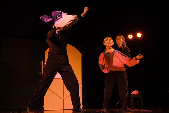 Th��tre: Meuuuh Nooon!, de Mali Van Valenberg, mise en sc�ne de Nathalie Cuenet et Vincent Bonillo, costumes Karine Dubois, photo de Philippe Pache