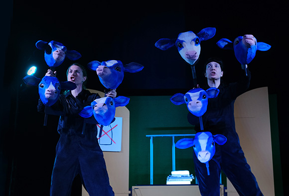 Th��tre: Meuuuh Nooon!, de Mali Van Valenberg, mise en sc�ne de Nathalie Cuenet et Vincent Bonillo, costumes Karine Dubois, photo de Philippe Pache