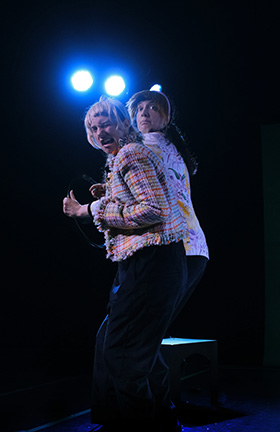 Th��tre: Meuuuh Nooon!, de Mali Van Valenberg, mise en sc�ne de Nathalie Cuenet et Vincent Bonillo, costumes Karine Dubois, photo de Philippe Pache