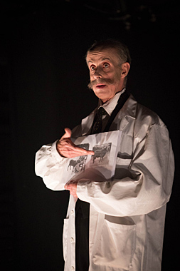 Th��tre: Nul n�a le droit de mourir ici, mise en sc�ne de Yan Walther, costumes Karine Dubois