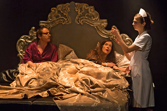 Th��tre: Nul n�a le droit de mourir ici, mise en sc�ne de Yan Walther, costumes Karine Dubois
