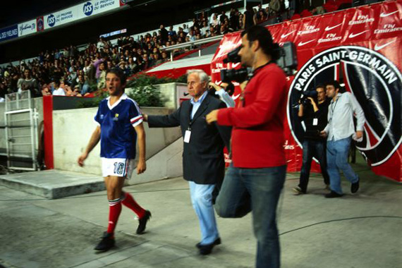 Performance: NUMERO 10 de Massimo Furlan qui incarne Michel Platini au Parc des Princes � Paris, avec Michel Hidalgo