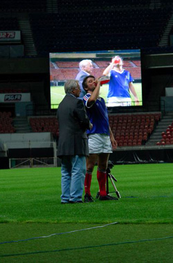 Performance: NUMERO 10 de Massimo Furlan au Parc des Princes � Paris, discutant avec Michel Hidalgo
