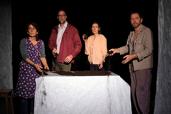 Th��tre: Pleine terre, mise en sc�ne de Jo Boegli et Hubert Cudr�, costumes Karine Dubois