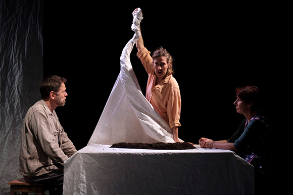 Th��tre: Pleine terre, mise en sc�ne de Jo Boegli et Hubert Cudr�et Hubert Cudr�, costumes Karine Dubois