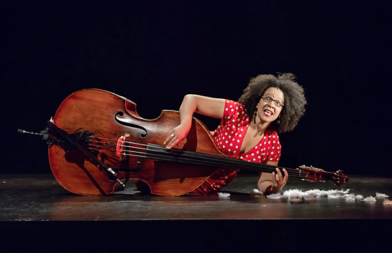 One-woman_show: Raisonnances et Contretemps, de et avec Jocelyne Rudasigwa, mise en sc�ne de Julie Burnier, costumes Karine Dubois