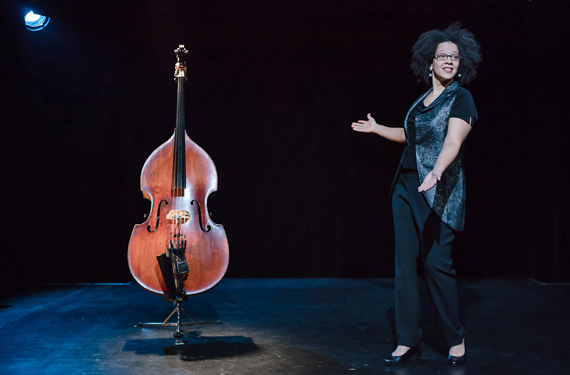 One-woman_show: Raisonnances et Contretemps, de Jocelyne Rudasigwa, costumes Karine Dubois, mise en sc�ne de Julie Burnier, cr�ation lumi�re Samuel Marchina