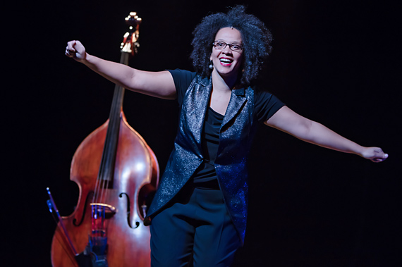 One-woman_show: Raisonnances et Contretemps, de Jocelyne Rudasigwa, costumes Karine Dubois, charg� de presse Pierre Lang, mise en sc�ne de Julie Burnier