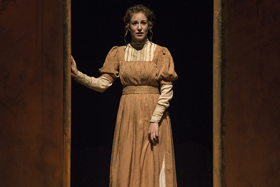 Th��tre: La Femme de chambre du Titanic, mise en sc�ne de Jo Boegli, costumes Karine Dubois, de Didier Decoin