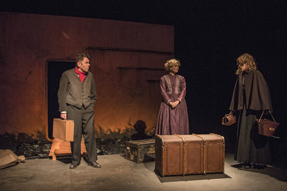 Th��tre: La Femme de chambre du Titanic, costumes Karine Dubois, de Didier Decoin, par la compagnie Collectif nunc Th��tre, mise en sc�ne de Jo Boegli