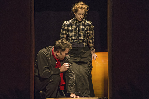 Th��tre: La Femme de chambre du Titanic, mise en sc�ne de Jo Boegli, costumes Karine Dubois, de Didier Decoin