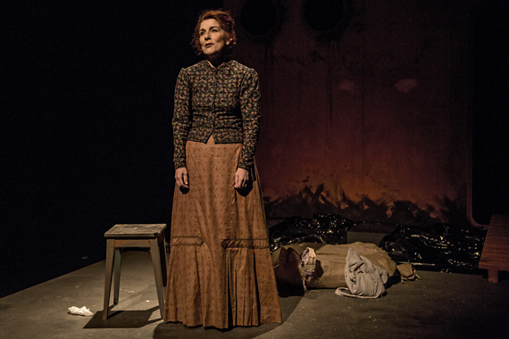 Th��tre: La Femme de chambre du Titanic, costumes Karine Dubois, de Didier Decoin, par la compagnie Collectif nunc Th��tre, mise en sc�ne de Jo Boegli