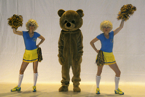 Th��tre: R�p�tition de You can speak, you are an animal, projet de Massimo Furlan, r�p�tition avec des Pom-pom girl et un nounours g�ant