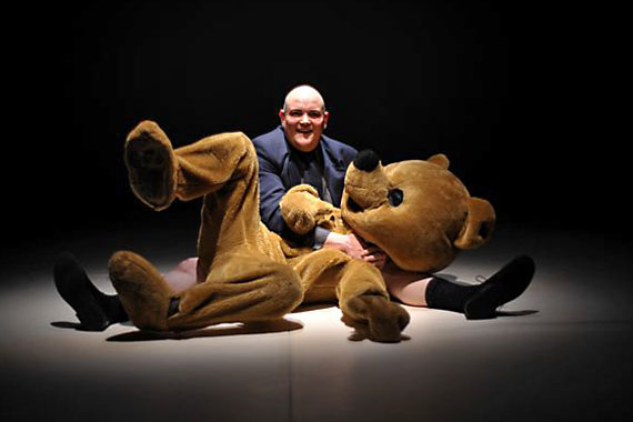 Th��tre: You can speak, you are an animal, projet de Massimo Furlan, avec un nounours g�ant