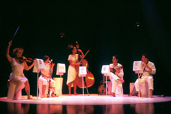Spectacle musical: Tango Nuevo du Boulouris 5, groupe au complet, St�phanie Joseph au violon, Anne Gillot � la clarinette basse, Jocelyne Rudasigwa � la contrebasse, Ignacio Lamas � la guitare, Jean-Samuel Racine � la clarinette