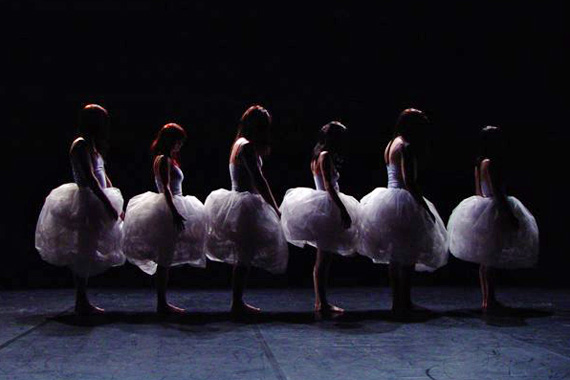 Th��tre: Les filles et les gar�ons, un projet de Massimo Furlan, gar�ons et filles en tutu