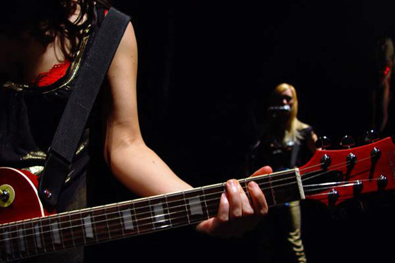 Th��tre: Les filles et les gar�ons, un projet de Massimo Furlan, avec guitare �l�ctrique