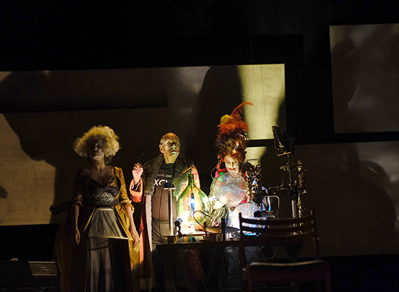 Th��tre: Les femmes savantes, de Moli�re, mise en sc�ne de Vincent Bonillo, costumes Karine Dubois, photo de Philippe Pache