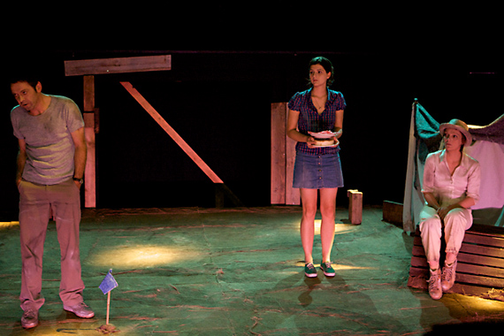 Th��tre: Violette sur la terre de Carole Fr�chette, mise en sc�ne de Jo Boegli